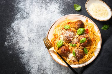 Domates soslu köfte, fesleğen ve parmesanlı makarna. Kopyalama alanı olan üst görünüm.