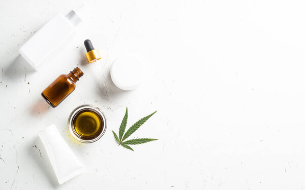 Конопля косметические средства на белом. Естественная косметика. Сливки, мыло, сыворотка и другие. Плоское изображение с копировальным местом.