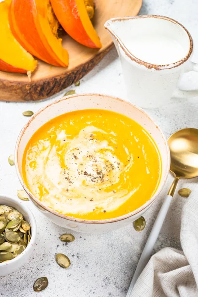 Purea Zuppa Zucca Carote Con Panna Zenzero Nella Ciotola Artigianale — Foto Stock