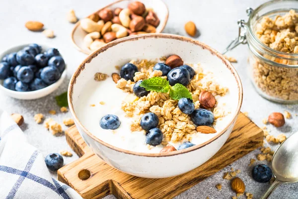 グラノーラと新鮮な果実を白いテーブルでヨーグルト 健康食品 軽食や朝食 — ストック写真