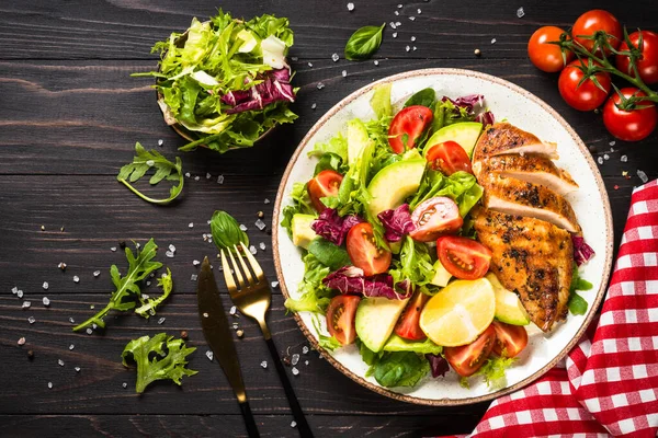 健康食品概念 节食菜单 烤鸡肉配新鲜沙拉 暗木桌的顶视图 — 图库照片