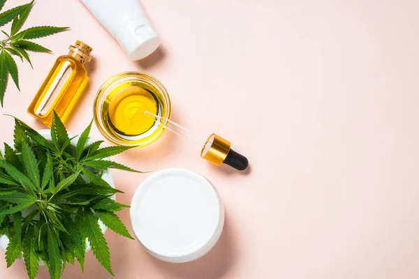 Ätherisches Cannabisöl Sahne Seife Und Frische Grüne Blätter Vor Rosa — Stockfoto