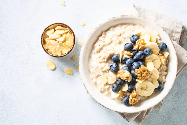 Beyaz arka planda yulaf lapası var. Metin için alanı olan en üstteki görüntü.