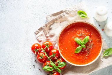 Baharatlı ve fesleğenli domates çorbası. Soğuk yaz çorbası. Beyaz arkaplanda üst görünüm.