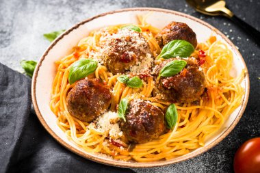 Domates soslu köfte, fesleğen ve parmesanlı makarna..