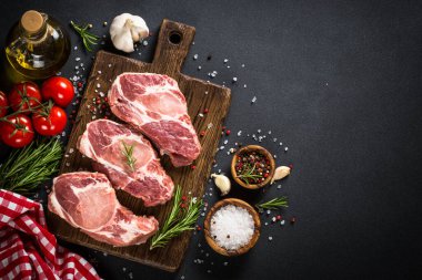 Sosis ya da sosis, masaya baharat ve şifalı otlar serpiştirilmiş. Doğal et sosisi..