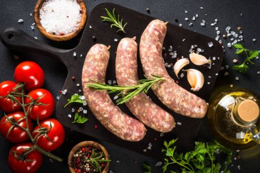 Domuz sucuğu ya da siyah masada baharatlı sosis dilimleme tahtası. Resimli en üstteki görünüm.