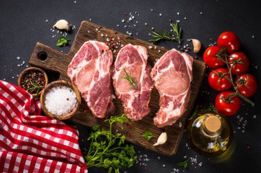 Domuz eti, çiğ domuz bifteği ve yemek malzemeleri. Kopyalama alanı olan üst görünüm.