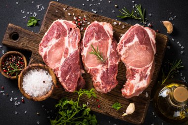 Domuz eti, çiğ domuz bifteği ve yemek malzemeleri. Kopyalama alanı olan üst görünüm.