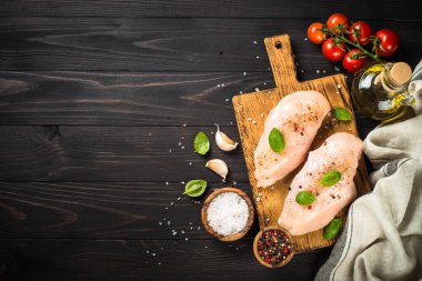 Koyu ahşap masada baharatlı sebzeli tavuk filetosu. En üst görüntü.