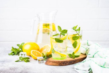 Beyaz masada iki bardak limonata. Yaz içeceği, geleneksel içecek kokteyli..