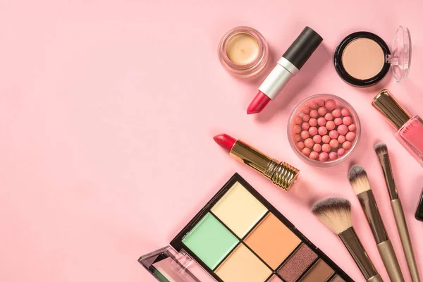 Schoonheidsproducten Make Producten Roze Achtergrond Oogschaduw Poeder Lippenstift Voor Professionele — Stockfoto