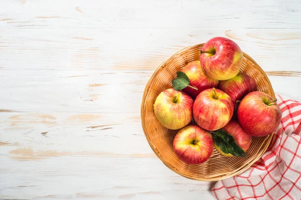 Elmalar Beyaz Masadaki Sepetin Içinde Taze Kırmızı Elmalar Üst Görünüm — Stok fotoğraf