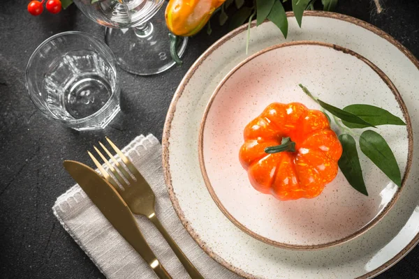 Ajuste Mesa Otoño Con Plato Cubiertos Calabaza Comida Acción Gracias —  Fotos de Stock