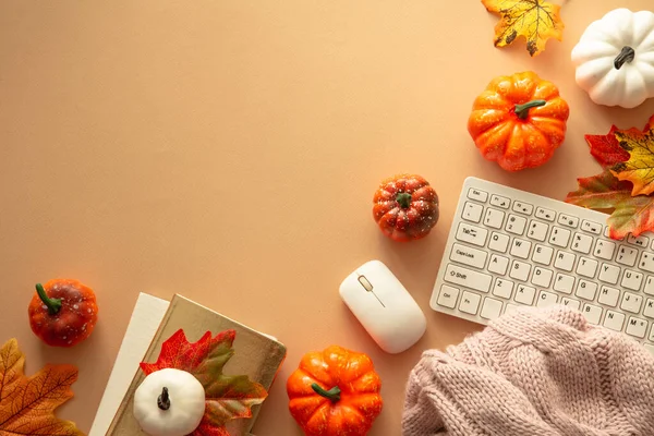 Podzimní Pracovní Prostor Klávesnice Notebook Notebook Podzimním Oblečením Podzimní Výzdobou — Stock fotografie