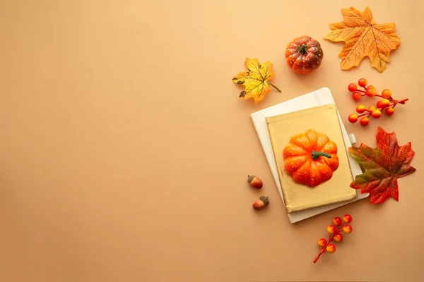 Podzimní Kompozice Podzimními Listy Dýněmi Poznámkovým Blokem Oranžovém Pozadí Plocha — Stock fotografie