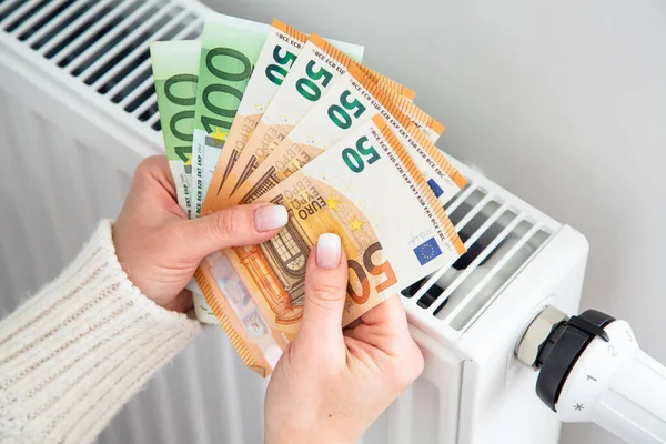 Банкноты Деньгами Радиатора Евро Руках Женщины Дорогое Газовое Отопление Высокие — стоковое фото