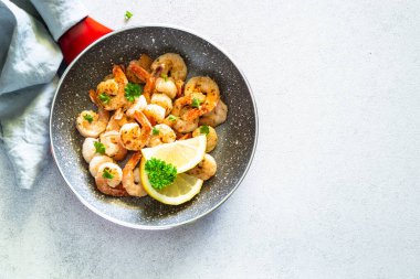 Kızartma tavasında limonlu karides kızartması. Beyaz arkaplanda en üstteki resim.