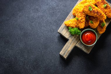 Siyaha ketçap soslu tavuk nugget. Metin için boşluk olan üst görünüm,