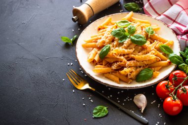 Domates soslu makarna, fesleğen ve parmesan peyniri. Domates soslu makarna, malzemeli arrabbiata..