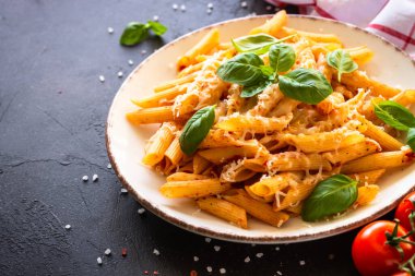 Domates soslu makarna, fesleğen ve parmesan peyniri. Domates soslu makarna, malzemeli arrabbiata..