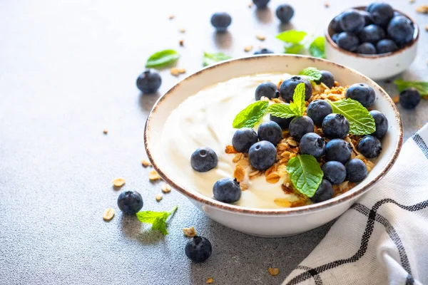 Griekse Yoghurt Met Granola Blueberies Aan Lichte Keukentafel — Stockfoto