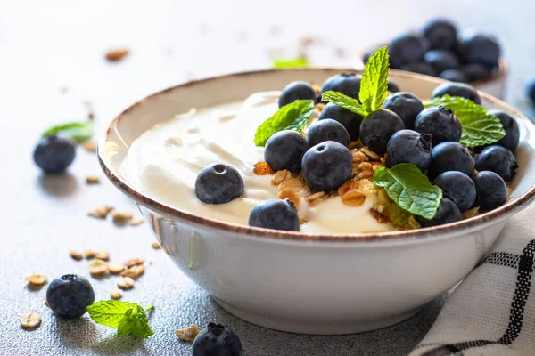 Griekse Yoghurt Met Granola Blueberies Aan Lichte Keukentafel — Stockfoto