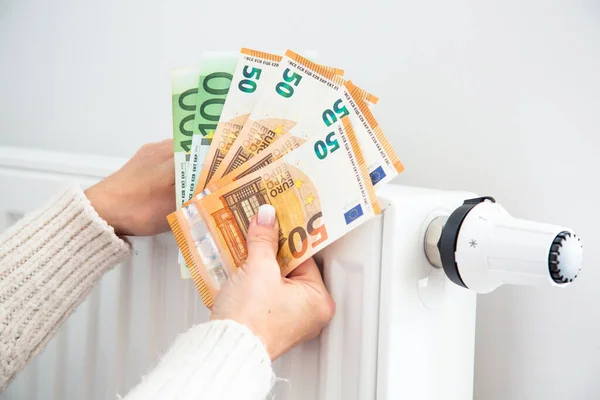 Радиатор Термостатом Банкнотами Евро Руках Женщины Дорогостоящее Газовое Отопление Стоит — стоковое фото