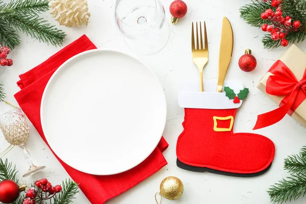 Table Noël Assiette Blanche Couverts Décorations Rouges Dorées Vue Dessus — Photo