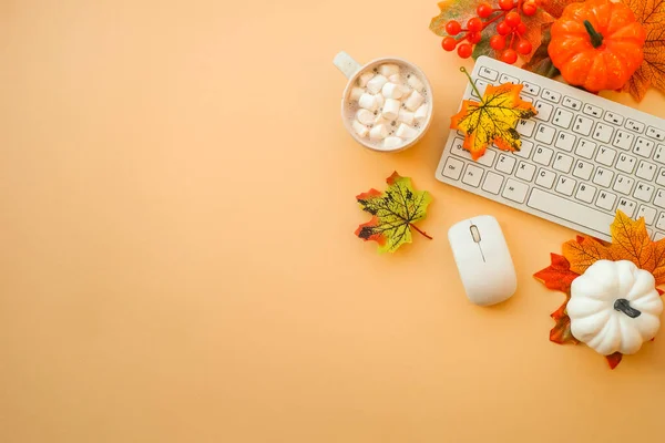 Podzimní Pracovní Prostor Klávesnice Laptop Podzimní Látkou Podzimní Výzdobou Dýně — Stock fotografie