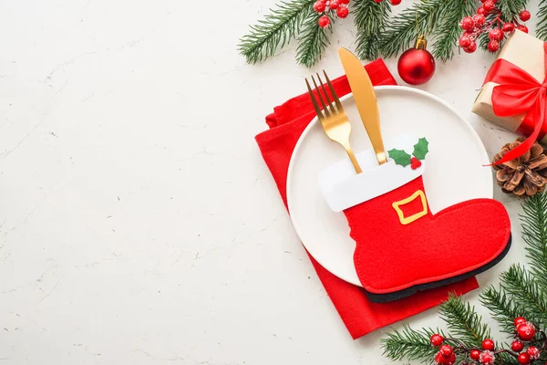 Karácsonyi Asztalterítő Fehér Tányér Evőeszközök Piros Arany Díszek Felülnézet Fehér — Stock Fotó