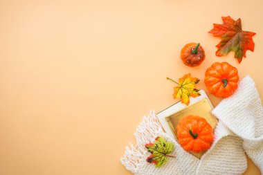 Sonbahar ofis çalışma alanı. Sonbahar düz arka plan yatıyordu. Klavye, sonbahar bezli dizüstü bilgisayar ve sonbahar süslemeleri - balkabağı, yapraklar ve diğer.