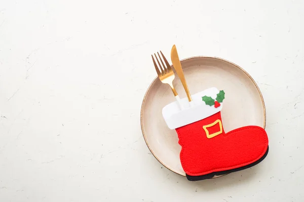Kersttafel Gedekt Wit Bord Bestek Rode Gouden Versieringen Bovenaanzicht Aan — Stockfoto