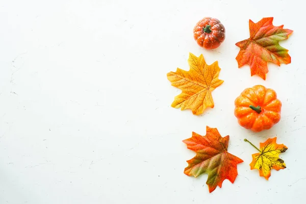 Podzim Ležel Pozadí Bílého Mramorového Stolu Dýně Podzimní Listí Sváteční — Stock fotografie
