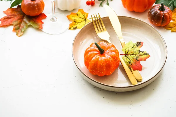Jesienny Stół Przy Białym Stole Kuchennym Świąteczny Obiad Płyta Rękodzieła — Zdjęcie stockowe