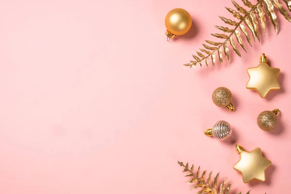 Composición Navideña Con Decoraciones Navideñas Doradas Fondo Rosa Imagen Plana — Foto de Stock