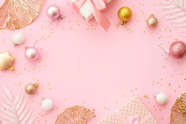 ピンクの背景でクリスマスの装飾 白と黄金のクリスマスの装飾デザインのためのスペースとトップビュー — ストック写真