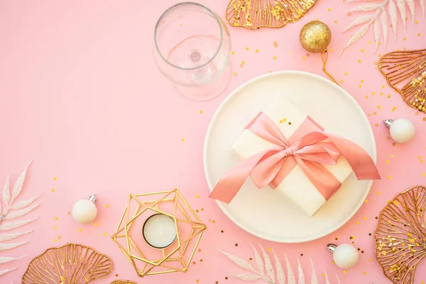 Christmas Table Setting Plate Cutlery Christmas Decorations Pink Background Flat — Stock Photo, Image