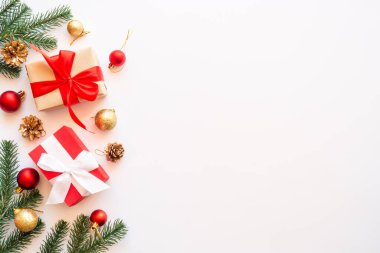 Beyaz arka planda Noel süsleri. Hediye kutuları, köknar ağacı, mücevherler ve diğerleri. Düz konum.