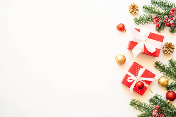 Kerstversiering Witte Achtergrond Met Kopieerruimte Geschenkdozen Dennenboom Kerstballen Anderen Samenstelling — Stockfoto