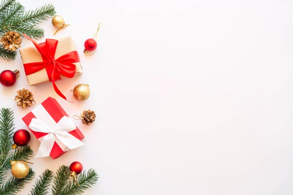 Weihnachtsdekoration Auf Weißem Hintergrund Geschenkkartons Tannenbäume Christbaumkugeln Und Andere Flache — Stockfoto