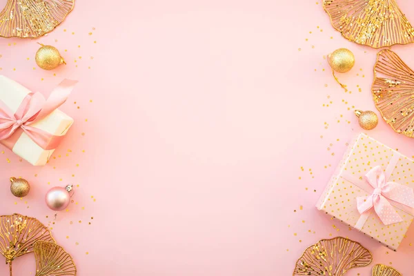 粉红圣诞构图平铺 礼品盒 金色装饰和彩礼 带有复制空间的布局 — 图库照片
