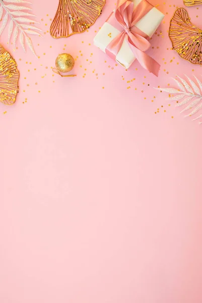 Composición Navidad Rosa Plana Laico Caja Regalo Decoración Dorada Confeti — Foto de Stock