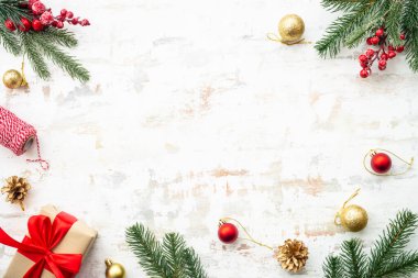 Beyaz arka planda noel süslemeleri ve fotokopi alanı. Hediye kutuları, köknar ağacı, mücevherler ve diğerleri. Düz konum.