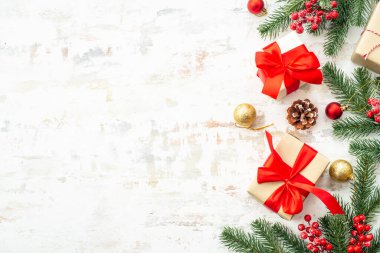 Beyaz arka planda tatil süslemeleri olan Noel hediyesi kutuları. Düz konum.
