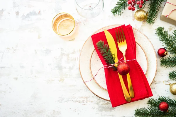 Nourriture Noël Décor Table Noël Avec Assiette Blanche Couverts Dorés — Photo