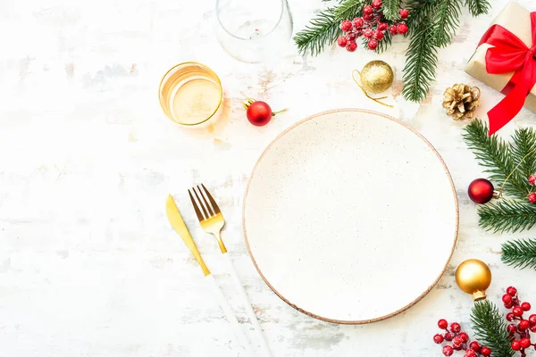 Comida Navideña Mesa Navidad Con Plato Blanco Cubiertos Dorados Decoraciones — Foto de Stock