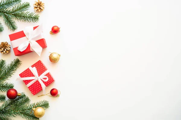 Kerstversiering Witte Achtergrond Met Kopieerruimte Geschenkdozen Dennenboom Kerstballen Anderen Samenstelling — Stockfoto