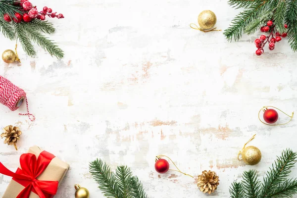 白色背景的圣诞装饰 有复制空间 礼品盒 冷杉树 灌木等 平铺构图 — 图库照片