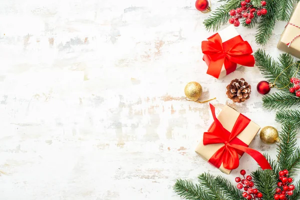 Caixas Presente Natal Com Decorações Férias Fundo Branco Composição Plana — Fotografia de Stock